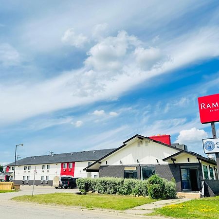 Ramada By Wyndham Dawson Creek Hotel Kültér fotó