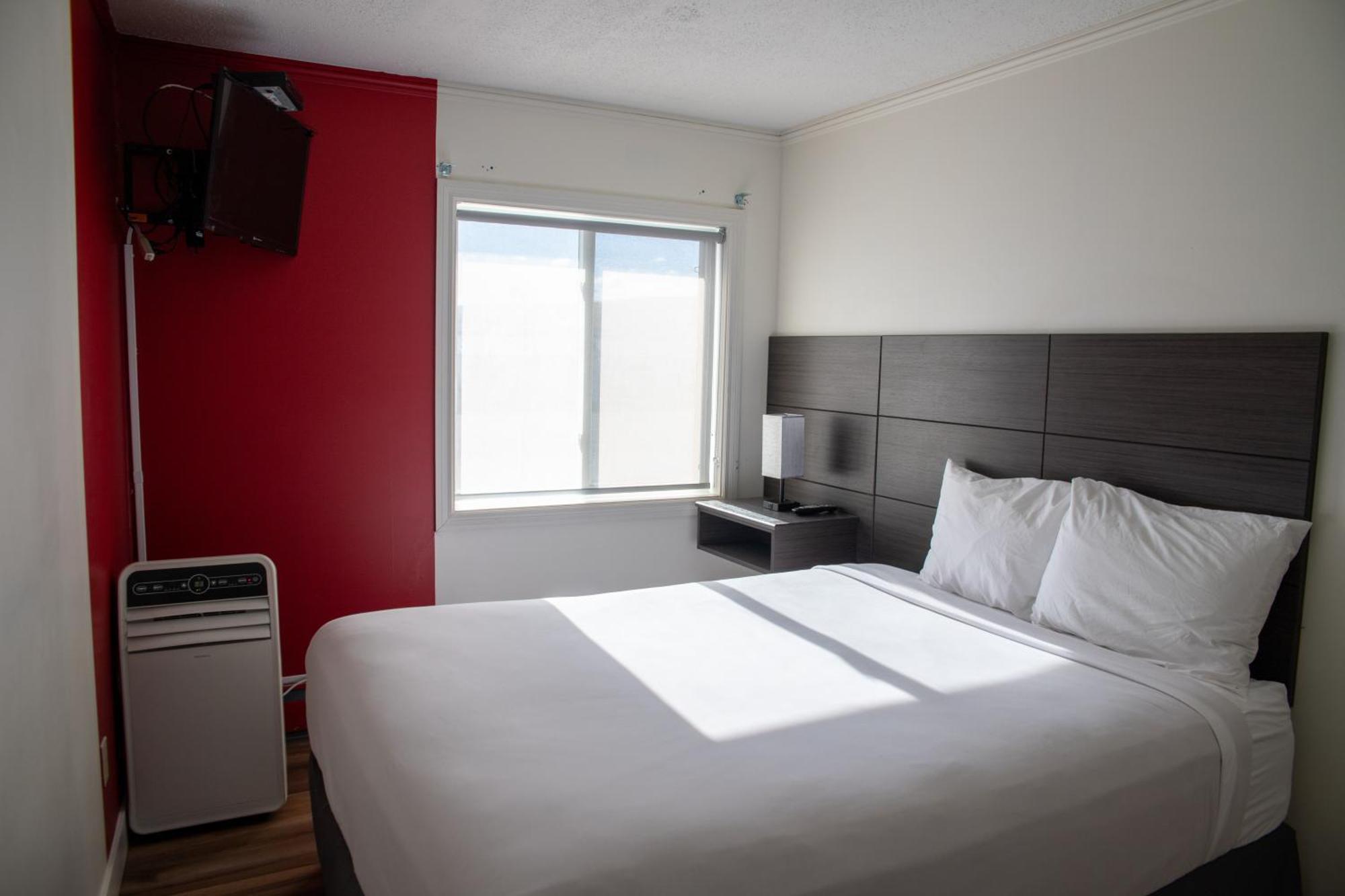 Ramada By Wyndham Dawson Creek Hotel Kültér fotó