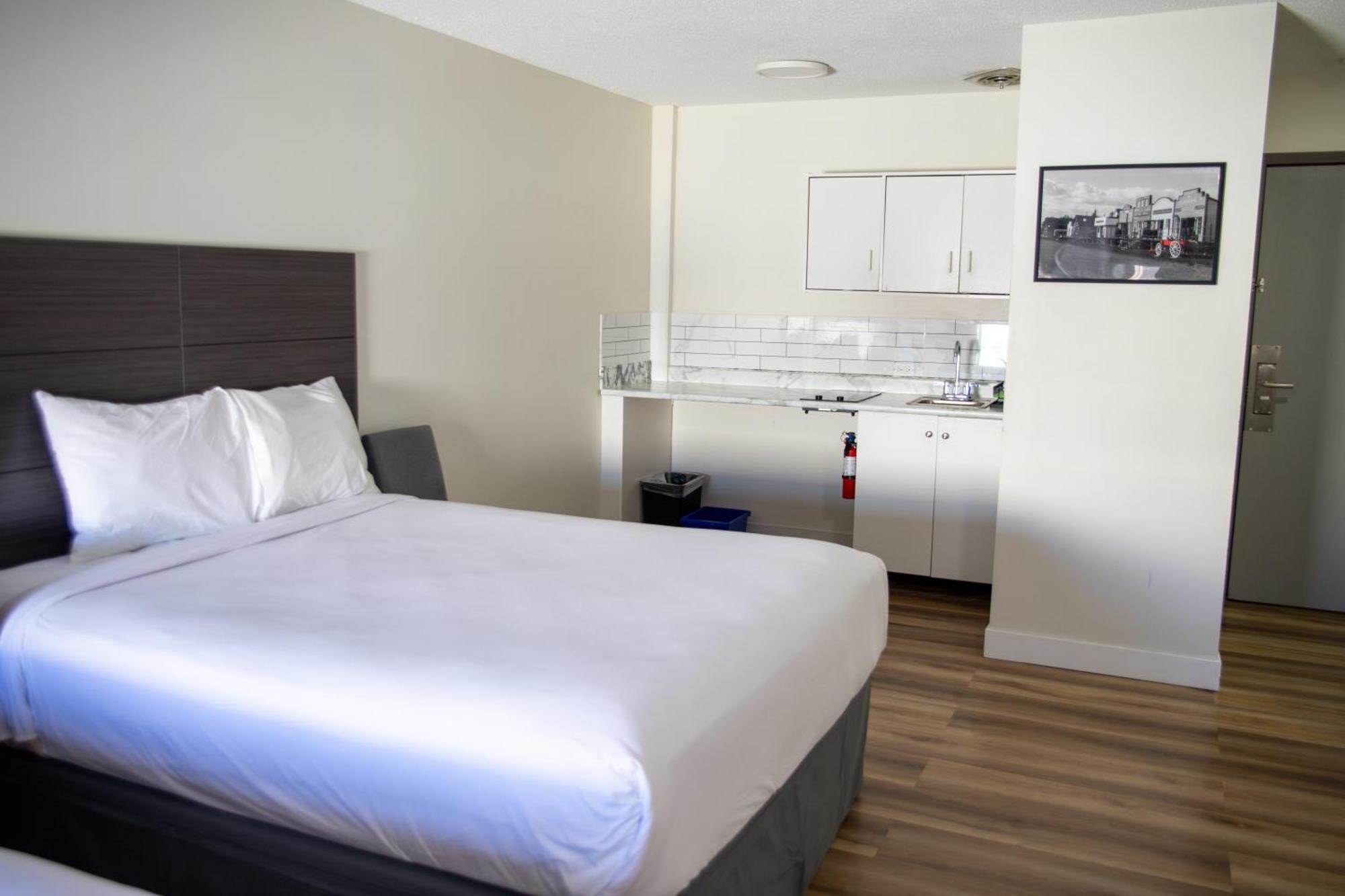 Ramada By Wyndham Dawson Creek Hotel Kültér fotó