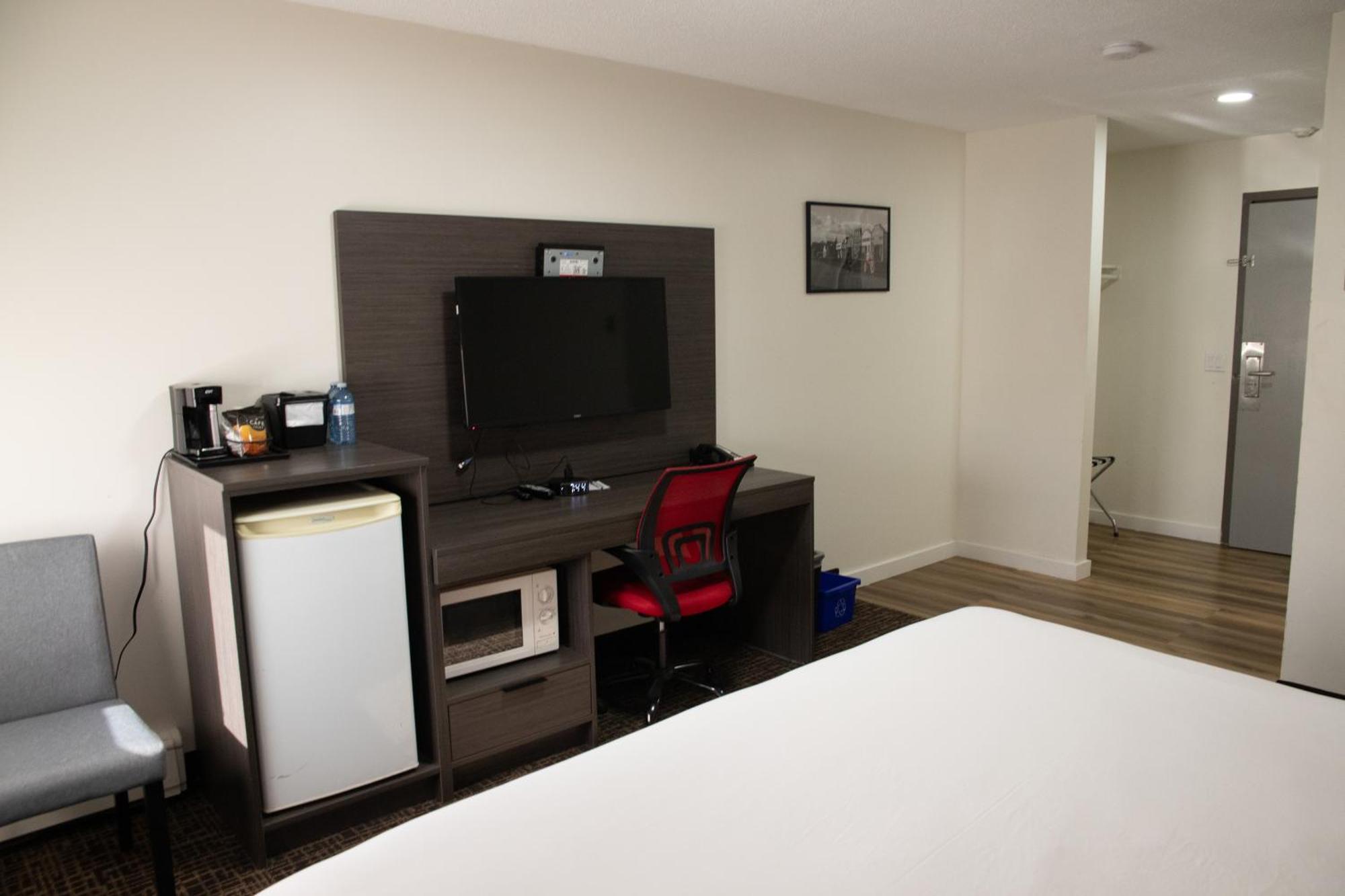 Ramada By Wyndham Dawson Creek Hotel Kültér fotó