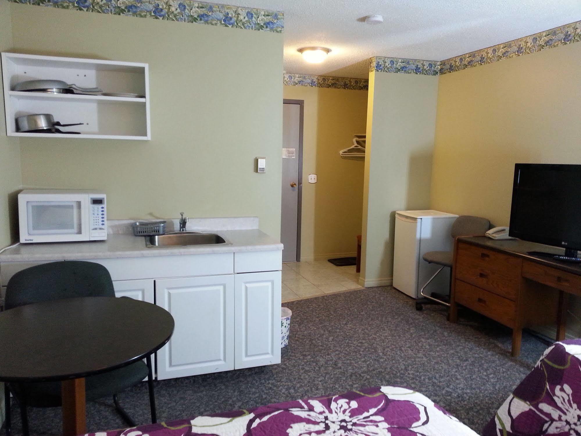 Ramada By Wyndham Dawson Creek Hotel Kültér fotó