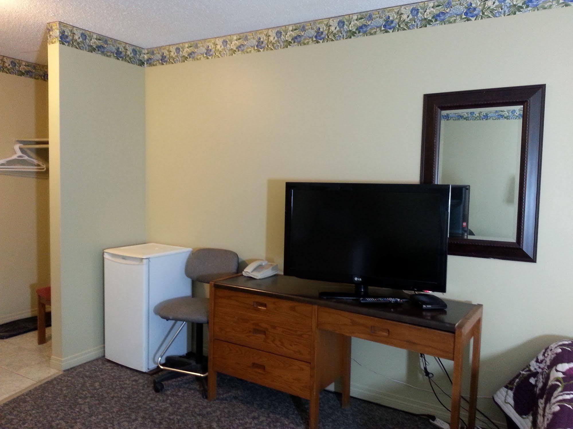 Ramada By Wyndham Dawson Creek Hotel Kültér fotó