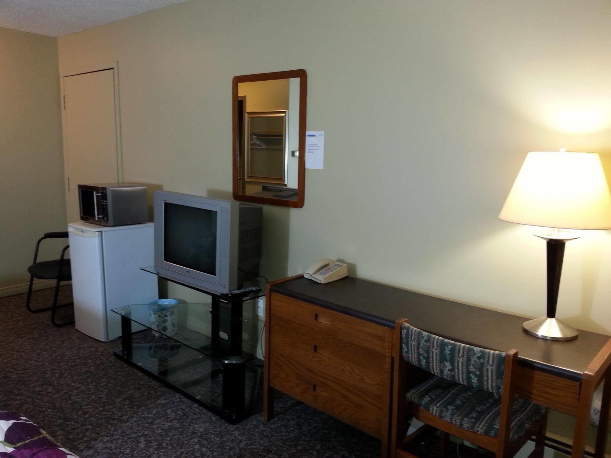 Ramada By Wyndham Dawson Creek Hotel Kültér fotó