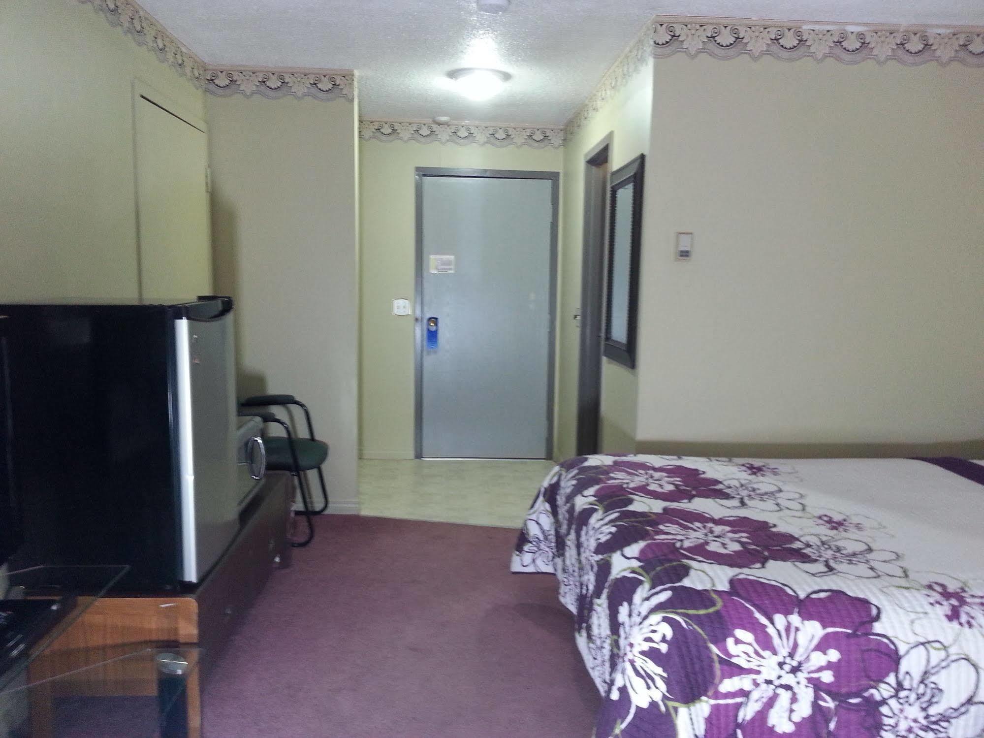 Ramada By Wyndham Dawson Creek Hotel Kültér fotó