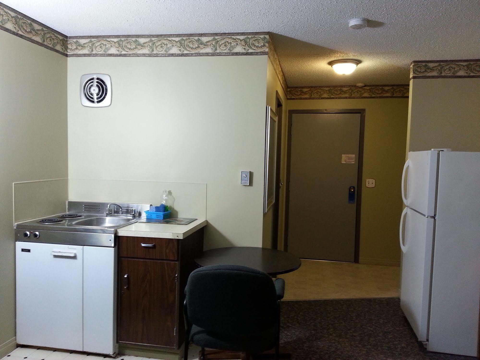 Ramada By Wyndham Dawson Creek Hotel Kültér fotó